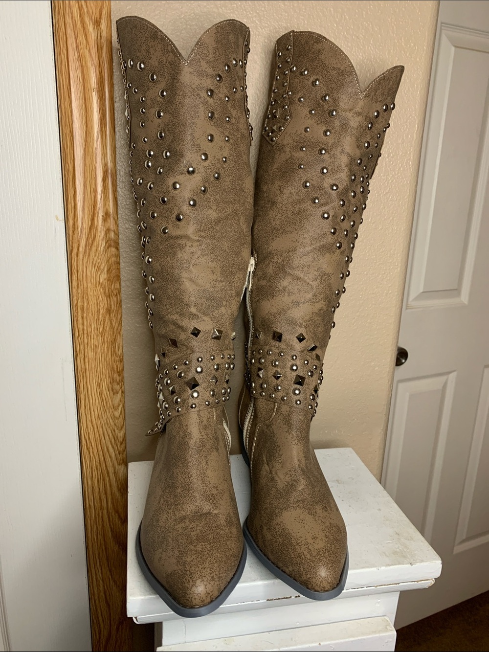 WESTERN Brown Knee-High Heeled Studded Boots for Women - Picture 3 of 6